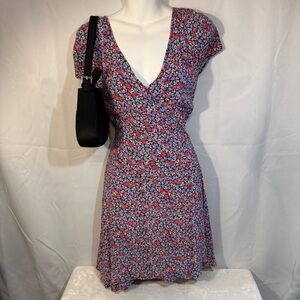 Elegant Floral V-Neck Midi Dress with Tie back for Form Fitting